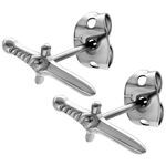 Zwei silberne Schwert Ohrstecker aus Metall auf weißem Hintergrund