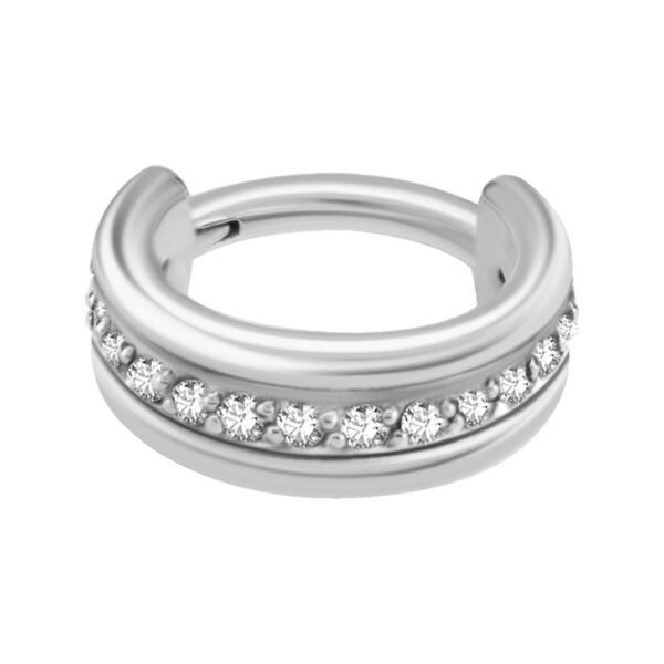 Clicker per piercing in argento con cristalli scintillanti su sfondo bianco