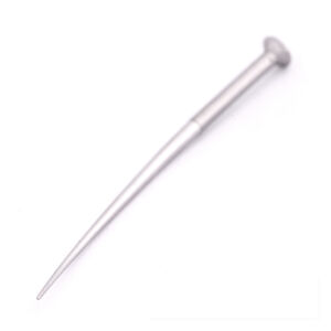 Titan Einführungsstift für Piercing Silberner Titan Einführungsstift auf weißem Hintergrund