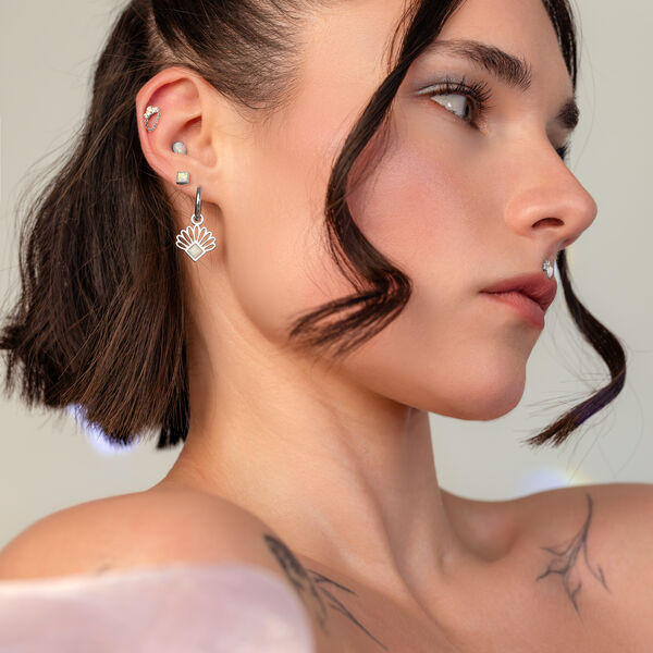 Donna con capelli corti indossa ovale opale in argento all'orecchio