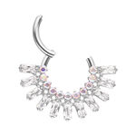 Clicker de septum plateado con cristales deslumbrantes sobre fondo blanco