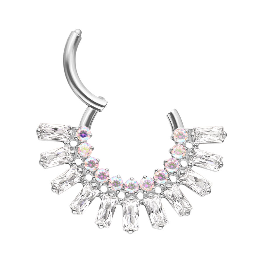 Clicker de septum plateado con cristales deslumbrantes sobre fondo blanco