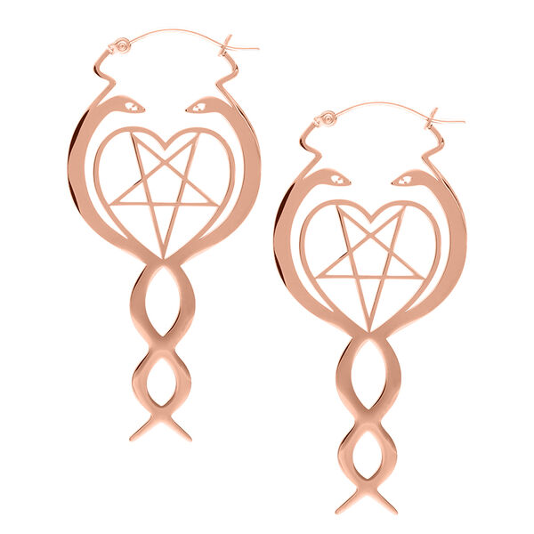 Nagini Hoops de oro rosa de acero quirúrgico sobre fondo blanco
