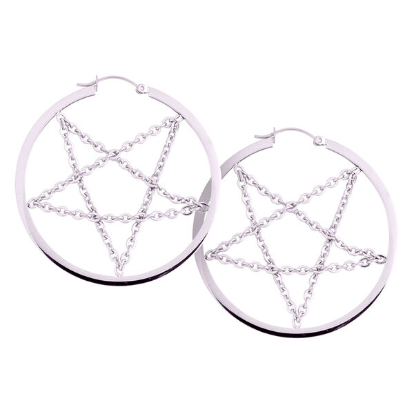 Pendientes plateados con diseño de pentagrama y cadena sobre fondo blanco