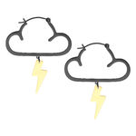 Pendientes negros en forma de nube con colgantes de rayos dorados sobre fondo blanco