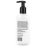Weiße Hustle Butter Lotion Flasche mit schwarzem Pumpspender auf weißem Hintergrund