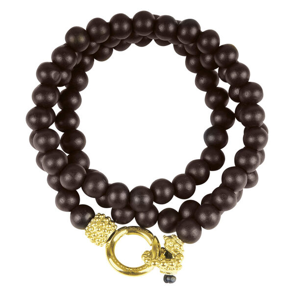 Pulsera doble de cuentas de madera oscura con cierre dorado sobre fondo blanco