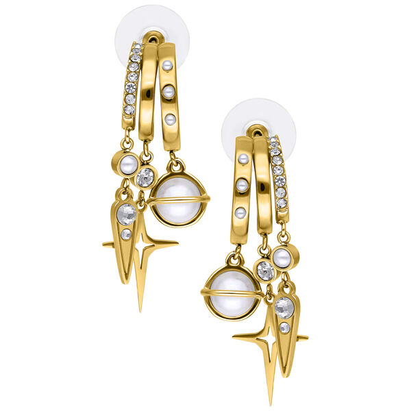 Orecchini dorati con perle e strass su sfondo bianco