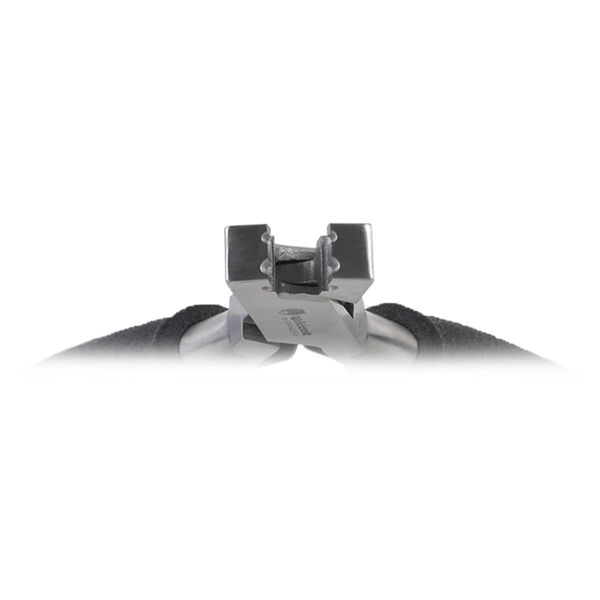 Filettatore in acciaio inox per piercing su sfondo bianco