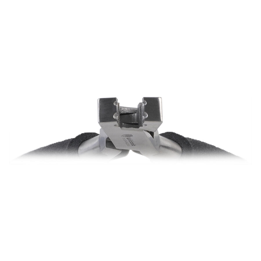 Filettatore in acciaio inox per piercing su sfondo bianco