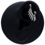 Catena piercing nera di 20mm su un orecchio nero su sfondo bianco