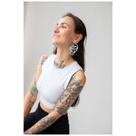 Mujer con cabello largo lleva Thunderflash Eye Hoops llamativos, camiseta blanca