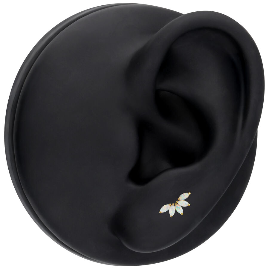 Piercing in oro 14K con opale sintetico a forma di foglia su orecchio modello nero
