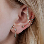 Inserto Push Fit a forma di stella in argento in un piercing all'orecchio, primo piano