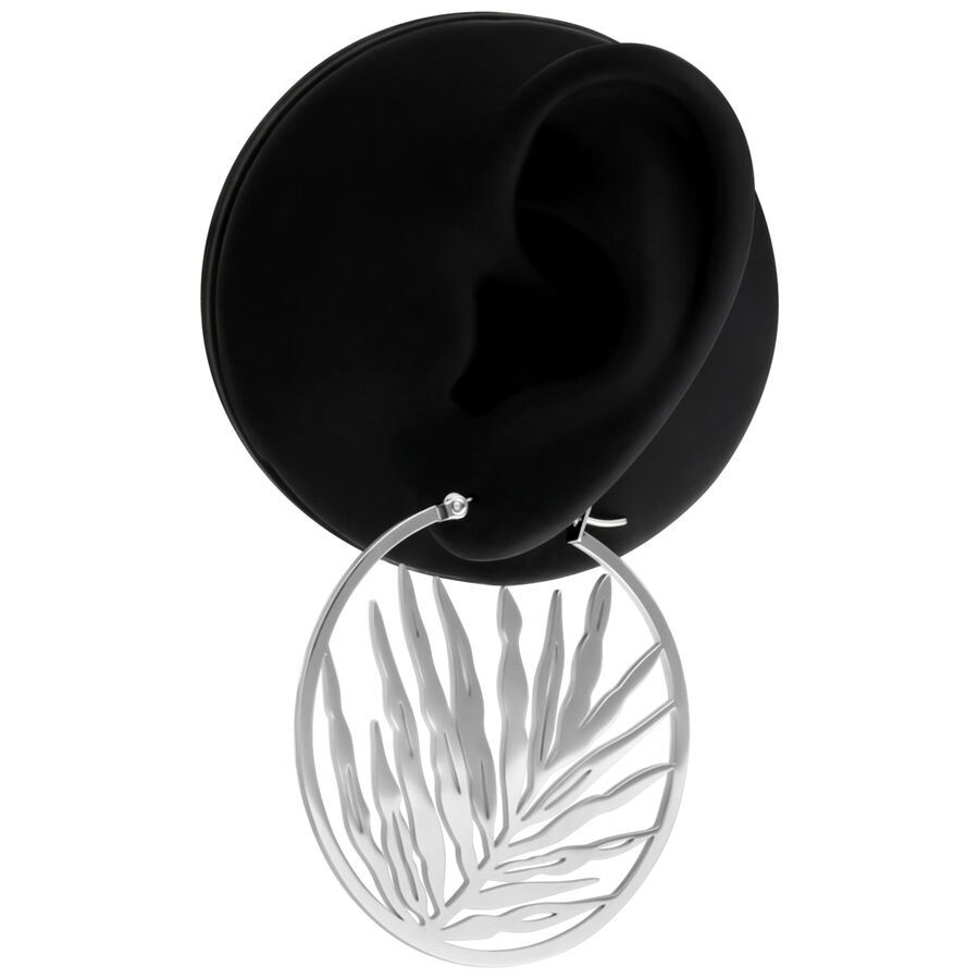 Orecchini in argento con design a foglia su modello di orecchio nero