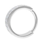 Anello incernierato argento con cristalli chiari su sfondo bianco