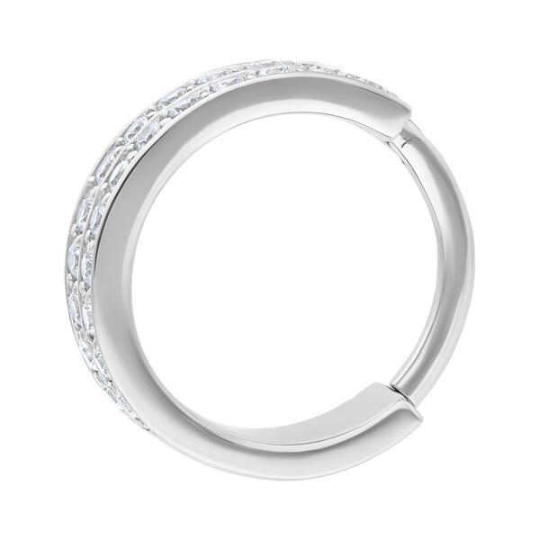 Anello incernierato argento con cristalli chiari su sfondo bianco