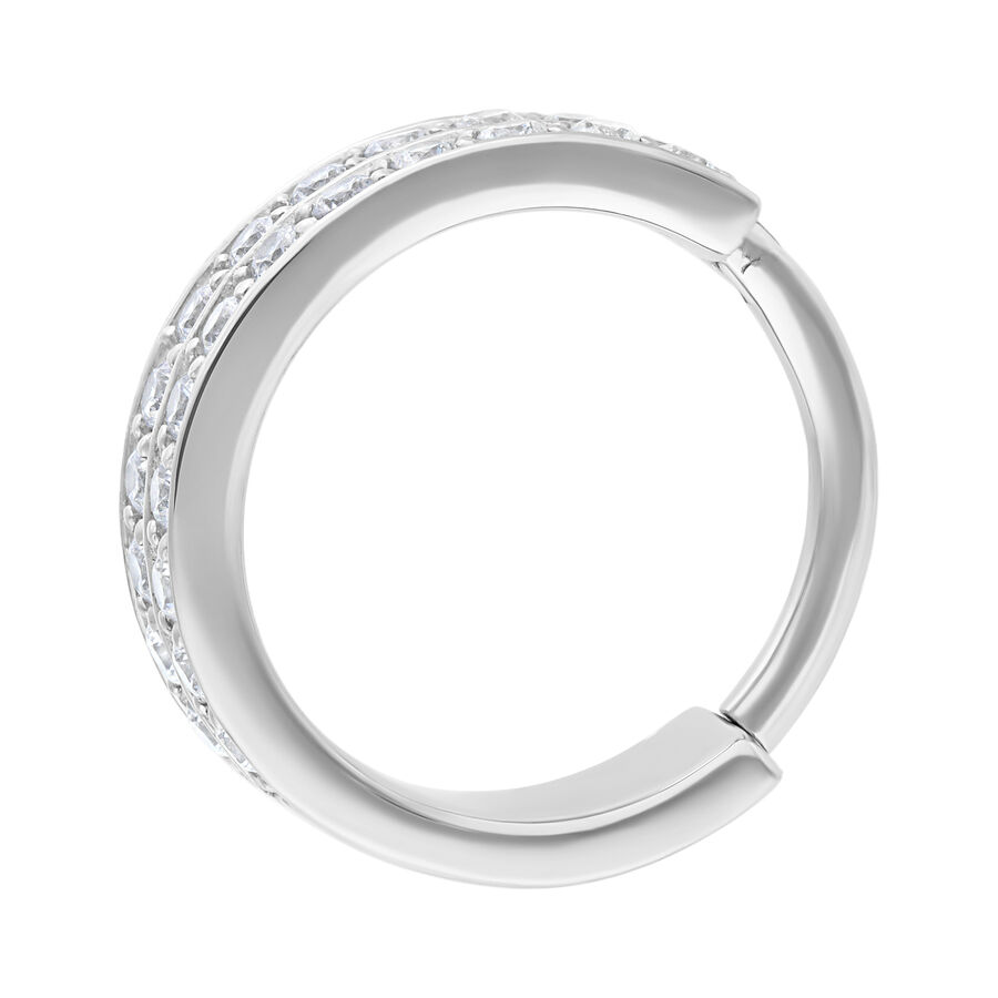 Anello incernierato argento con cristalli chiari su sfondo bianco