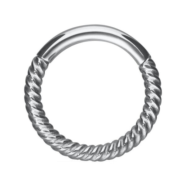 Anillo de piercing plateado con estructura de cadena torcida sobre fondo blanco