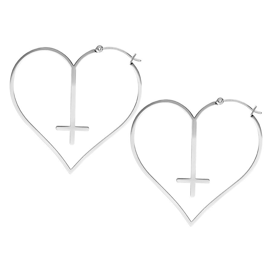 Orecchini a forma di cuore con croce in argento, su sfondo bianco