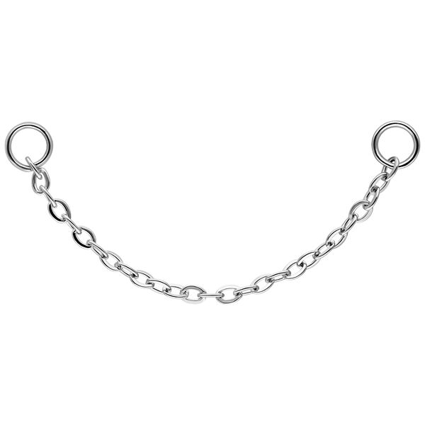 Cadena de piercing de plata con dos anillos, a la izquierda y a la derecha, sobre fondo blanco