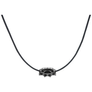 Schwarze Lederkette mit 5FDP Charm aus schwarzem Chirurgenstahl auf weißem Hintergrund