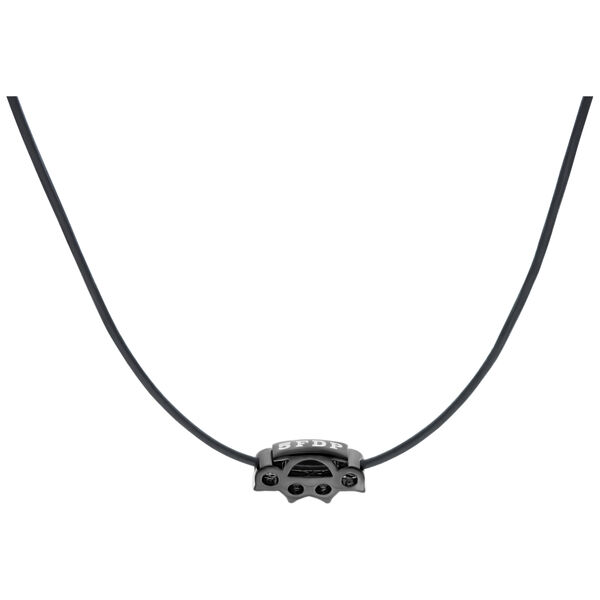 Collar de cuero negro con charm 5FDP de acero quirúrgico negro sobre fondo blanco