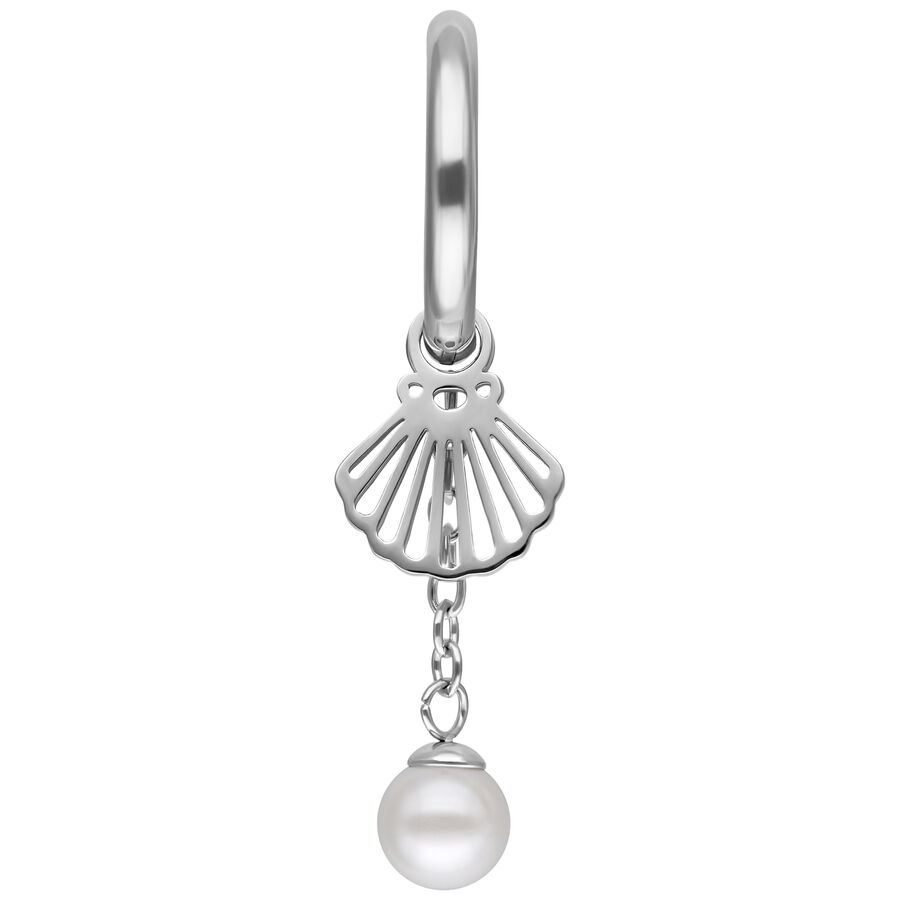 Creola in argento con pendente a conchiglia e perla su sfondo bianco