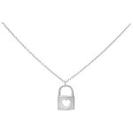Collana d'argento con ciondolo a forma di cuore su sfondo bianco