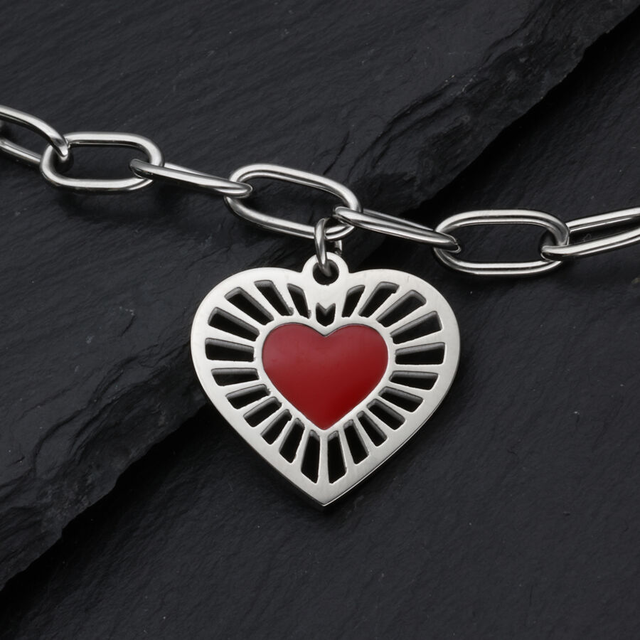 Bracciale color argento con ciondolo a cuore rosso su sfondo scuro