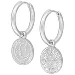 Aros plateados con colgantes de sol y luna sobre fondo blanco