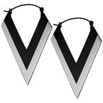 Orecchini a forma di V in argento e nero in acciaio chirurgico su sfondo bianco