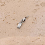 Accessorio piercing cristallo baguette argento su pietra beige