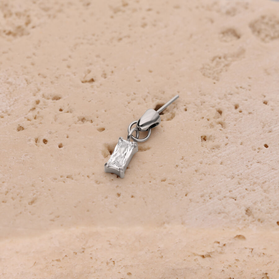 Accessorio piercing cristallo baguette argento su pietra beige