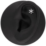 Schwarzes Ohrmodell mit silbernem Schneeflocken-Piercing in hellem Studiohintergrund