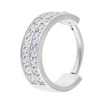 Anello piercing argento con pietre cristalline su sfondo bianco