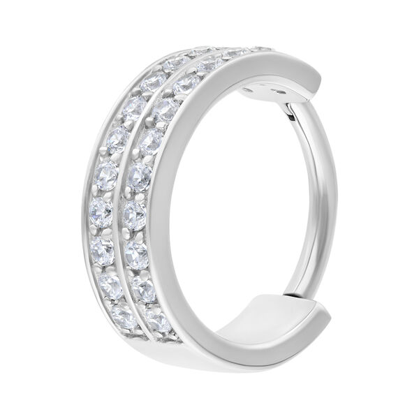 Anello piercing argento con pietre cristalline su sfondo bianco