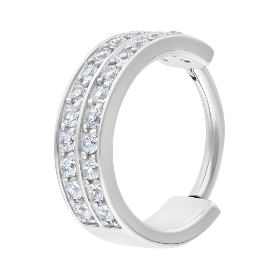 Anello piercing argento con pietre cristalline su sfondo bianco