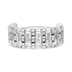 Anello piercing in argento con cristalli chiari su sfondo bianco