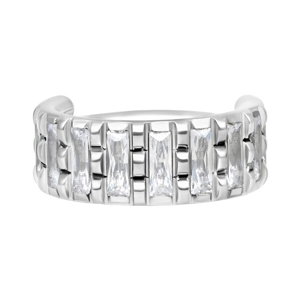Anello piercing in argento con cristalli chiari su sfondo bianco