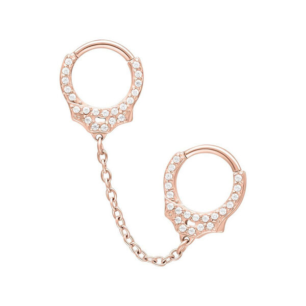 Roségoldene Piercingringe mit Glitzer und kurzer Kette, Studiohintergrund