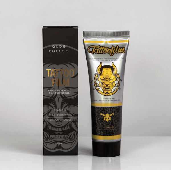 Tubo con Aloe Tattoo Tattoofilm e confezione su sfondo grigio