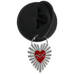 Orecchini in argento con cuore rosso e filo spinato su sfondo nero