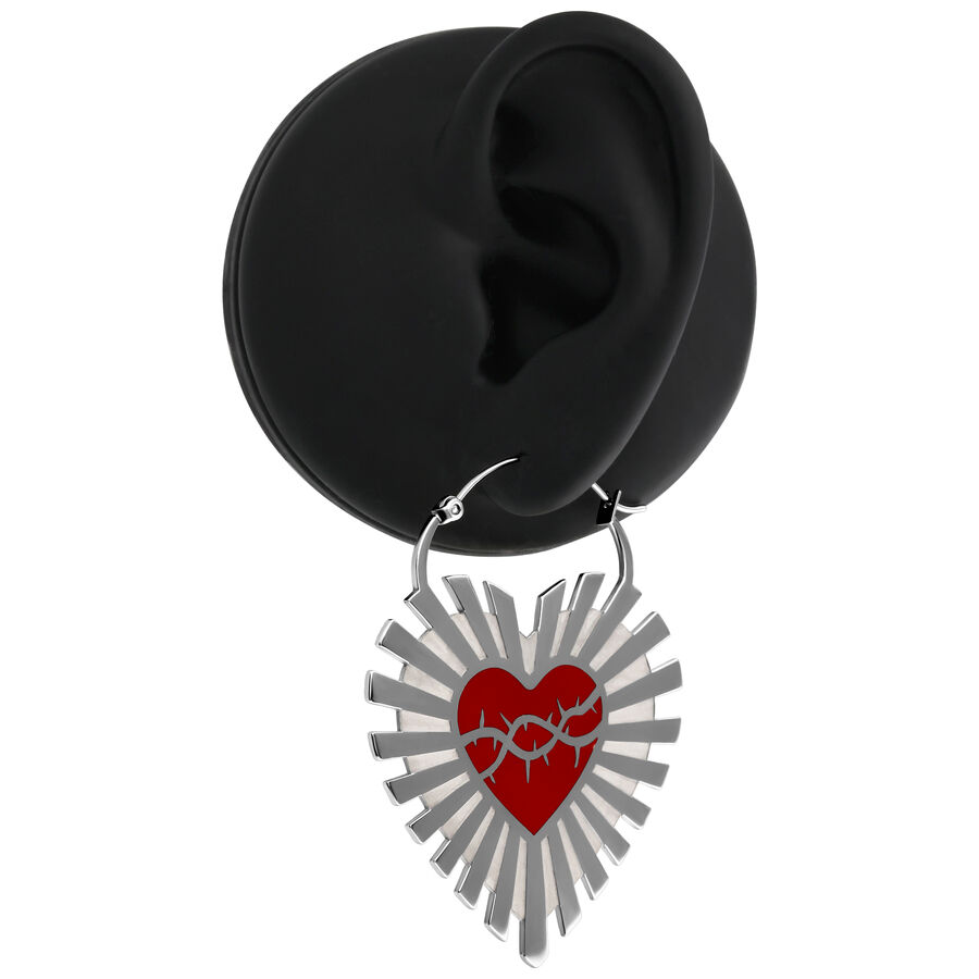 Orecchini in argento con cuore rosso e filo spinato su sfondo nero