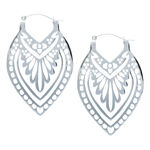 Coppia di orecchini Creek Hoops in argento con motivo delicato su sfondo bianco