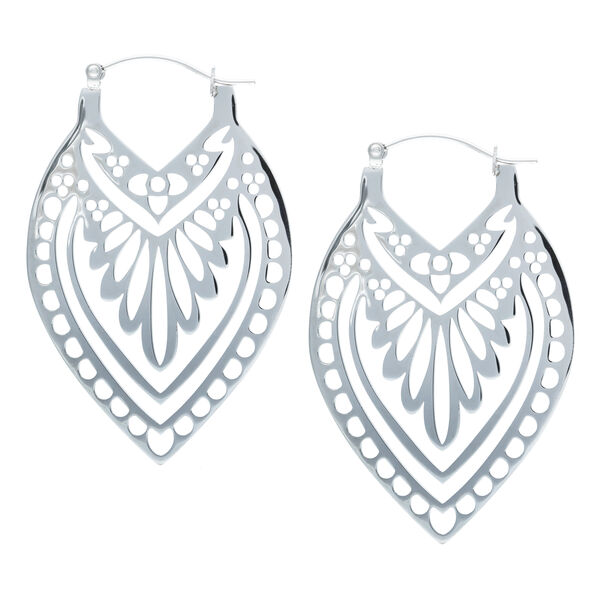 Par de pendientes Creek Hoops plateados con diseño delicado sobre fondo blanco