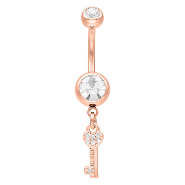 Roségoldenes Bauchnabelpiercing mit Kristall und Schlüssel-Anhänger auf weißem Hintergrund