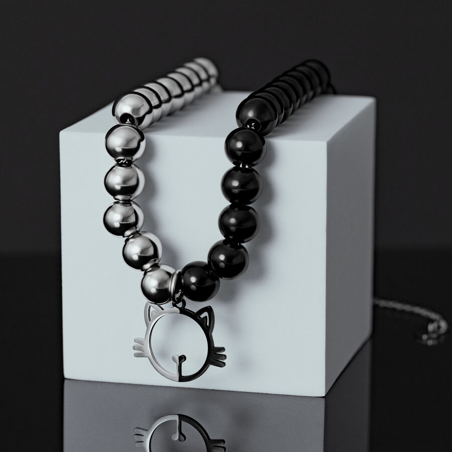 Collana di perle argento-nero con ciondolo a forma di gatto su cubo bianco