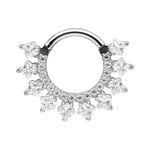 Clicker per setto nasale argento con cristalli scintillanti su sfondo bianco
