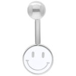 Silbernes Bauchnabelpiercing mit weißem Smiley-Anhänger auf weißem Hintergrund